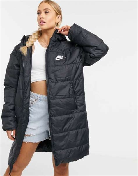 Nike – Wattierte Jacke in Schwarz mit Swoosh